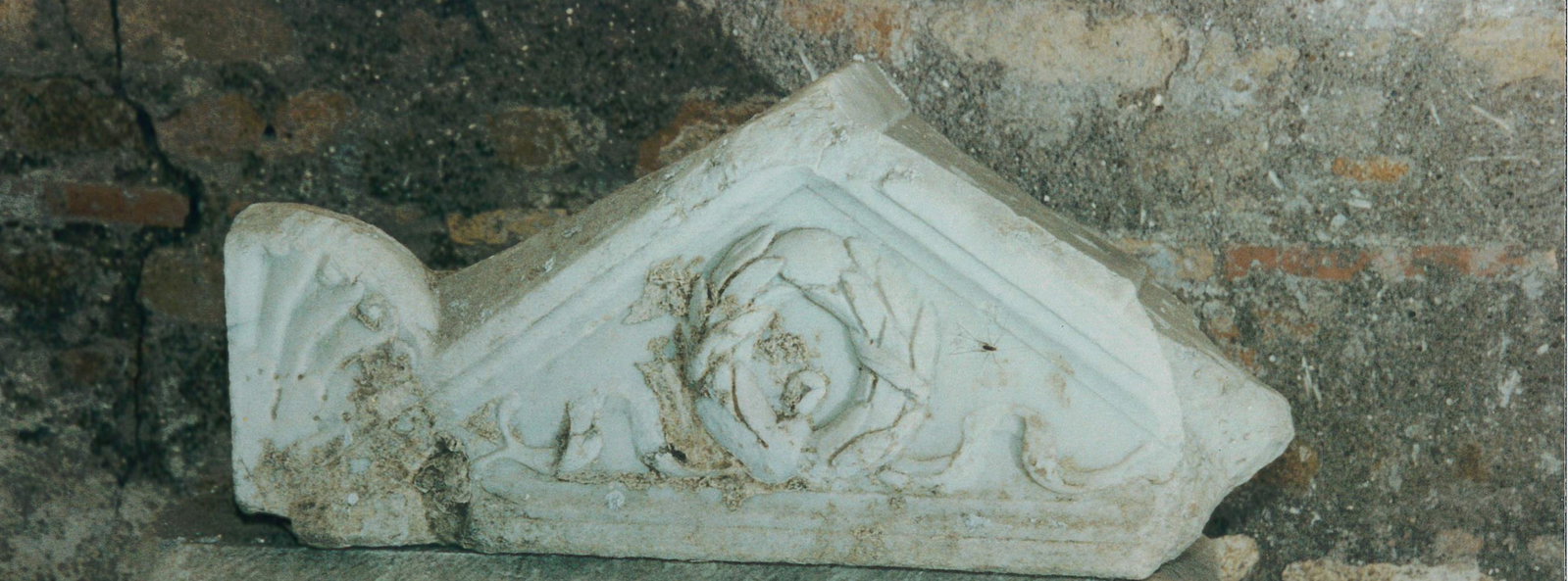 sarcofago/ coperchio a doppio spiovente con acroteri (SECOLI/ II)